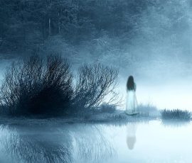 Horor fotografija žene u bijeloj haljini u napuštenom hotelu, s mističnim i sablasnim ugođajem